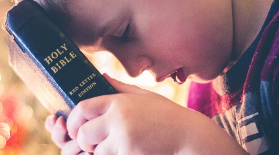 Importanța Familiarizării Copiilor cu Biblia